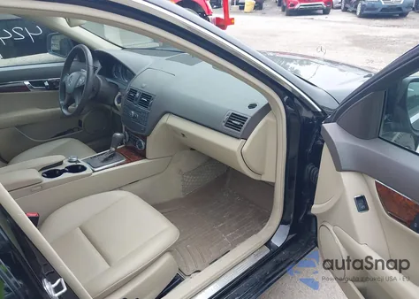 2009 Mercedes-Benz C 300 Luxury 4Matic/Sport 4Matic z USA, uszkodzony, nr VIN WDDGF81X39F271089